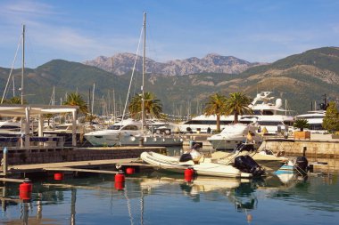 Yat limanı. Tivat 'taki Porto Montenegro marinasının manzarası. Karadağ, sonbahar
