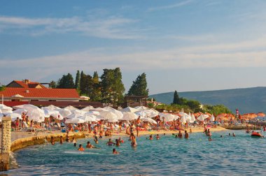 Tivat / Karadağ - Jule 07 2019: Yaz tatili. Güzel Akdeniz manzarası. Karadağ, Adriyatik Denizi, Kotor Körfezi, Tivat kenti