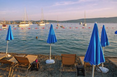 Yaz tatili. Akdeniz akşamı. Karadağ, Adriyatik Denizi, Kotor Körfezi, Tivat kenti