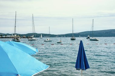 Yaz Akdeniz manzarası, sahil tatili, yat gezisi. Karadağ, Adriyatik Denizi. Tivat şehri yakınlarındaki Kotor Körfezi manzarası. Renkli renklendirme