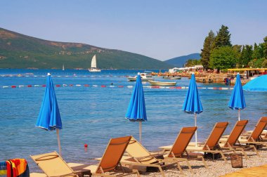 Yaz tatili. Güneşli yaz gününde güzel Akdeniz manzarası. Karadağ, Adriyatik Denizi. Tivat şehri yakınlarındaki Kotor Körfezi kıyısında.