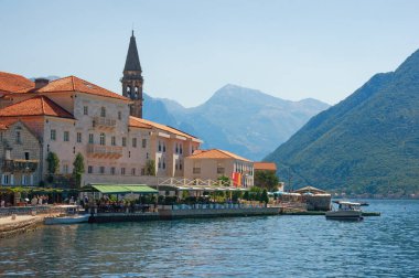Antik Perast kasabasında güneşli bir sonbahar günü. Karadağ, Kotor Körfezi