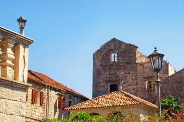 Karadağ. Eski bir ortaçağ kasabası olan Perast, kasaba müzesi. Konutların manzarası ve yıkılmış Viskoviç Sarayı (15-18. Yüzyıl)