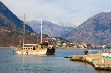 Güneşli kış gününde güzel Akdeniz manzarası. Karadağ, Kotor Körfezi, Dobrota kasabası. Uzakta Prcanj kasabası