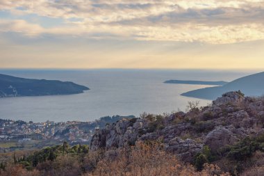 Alacakaranlık. Akdeniz 'de sakin bir kış akşamı. Karadağ, Adriyatik Denizi manzarası ve Dinarik Alpleri 'nin dağ yamacından Kotor Körfezi kıyı şeridi