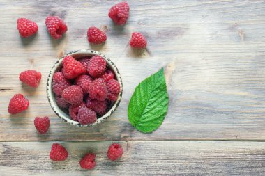 Kırmızı meyveli ahududu. Kırsal masada ahududu meyveleri. Düz yatıyordu. Metin için boş alan