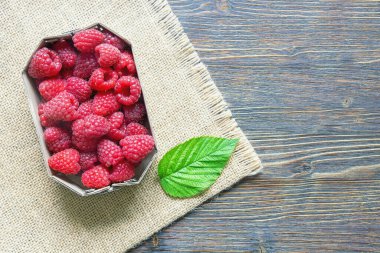 Kırmızı meyveli ahududu. Kırsal masada olgun taze ahududu meyveleri. Düz yatıyordu. Metin için boş alan