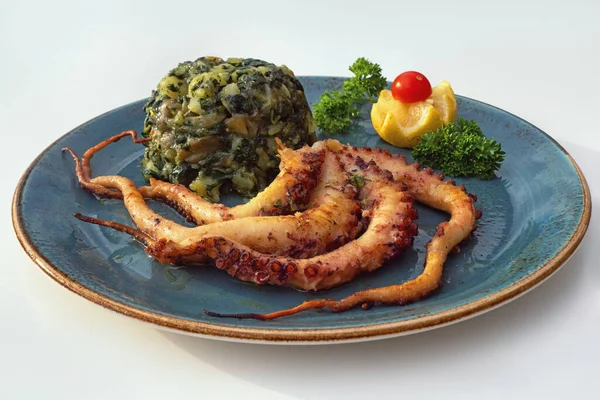 Cocina Balcánica Plato Con Pulpo Parrilla Verduras Hoja Verde Sobre — Foto de Stock