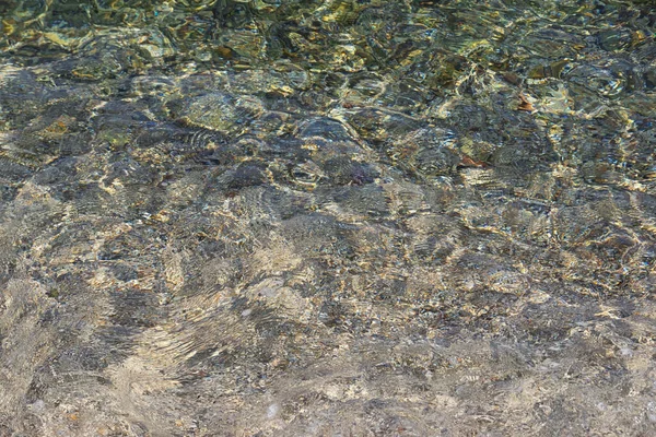 Streszczenie Naturalne Kolorowe Tło Płytka Woda Żwirowej Plaży Morskiej Spokojny — Zdjęcie stockowe