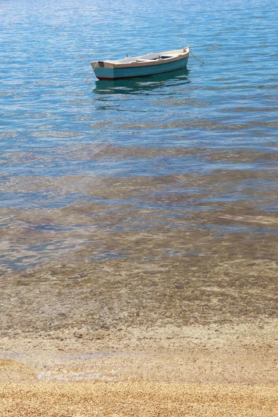 最低限度的风景 沙滩上有色坡度从海岸到深水 渔船在水面上 亚得里亚海 — 图库照片