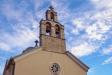 Dini mimari. Karadağ, Herceg Novi, Djenovici köyü. St. Spyridon Kilisesi 'nin çan kulesi gökyüzüne karşı