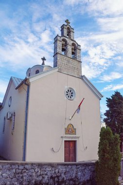 Dini mimari. Karadağ, Herceg Novi, Djenovici köyü. St. Spyridon Ortodoks Kilisesi Manzarası