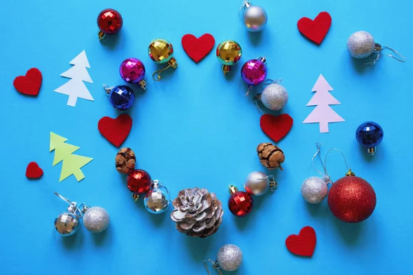 Fényes Karácsonyi Dekorációk Kék Háttérrel Lapos Szabad Hely Szövegnek — Stock Fotó