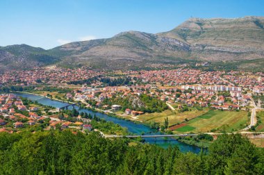 Bosna-Hersek ve Sırp Cumhuriyeti 'nde. Trebinje şehri ve Trebisnjica nehrinin güneşli yaz günü manzarası
