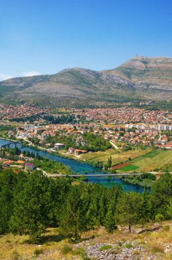 Güzel güneşli yaz manzarası. Crkvina Hill 'den Trebinje şehrinin manzarası. Bosna-Hersek ve Sırp Cumhuriyeti