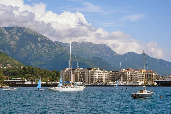 Güzel bir yaz Akdeniz manzarası. Tivat şehri yakınlarındaki Kotor Körfezi manzarası. Karadağ, Adriyatik Denizi