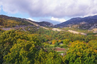 Sonbahar dağ manzarası. Dinariç Alpleri, Bosna-Hersek, Sırp Cumhuriyeti