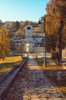 Güneşli bir sonbahar gününde antik Çetince Manastırı manzarası. Karadağ, Çetince şehri. Renkli renklendirme