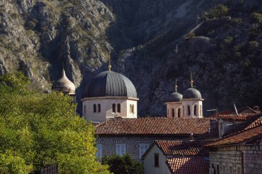 Karadağ. Eski Kotor Kasabası, UNESCO Dünya Mirası Bölgesi. Aziz Niklas Kilisesi Kubbeleri