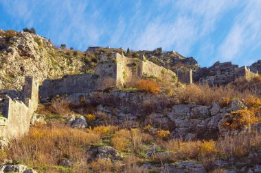  Karadağ. Güneşli kış gününde Eski Kotor Kasabası 'nın antik kale duvarları