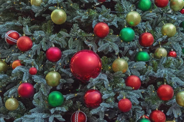 Fényes Karácsonyi Labdák Egy Díszített Karácsonyfa Egy Napsütéses Napon Háttér — Stock Fotó