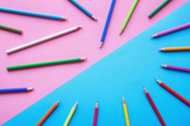 Renkli kağıda renkli kalemler. Metin için boş alan