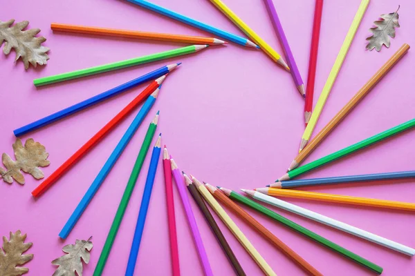 カラフルな色の鉛筆やオークの葉 ピンクの紙の背景 テキストのためのフリースペース — ストック写真