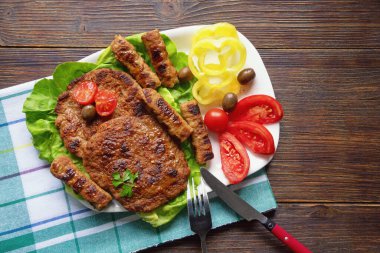 Balkan mutfağı. Pljeskavica ve cevapi - ızgara et ve sebzeli. Düz yat, boşluğu kopyala