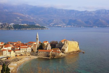 Güzel bir kış Akdeniz manzarası. Karadağ, Adriyatik Denizi. Eski Budva Kasabası Manzarası
