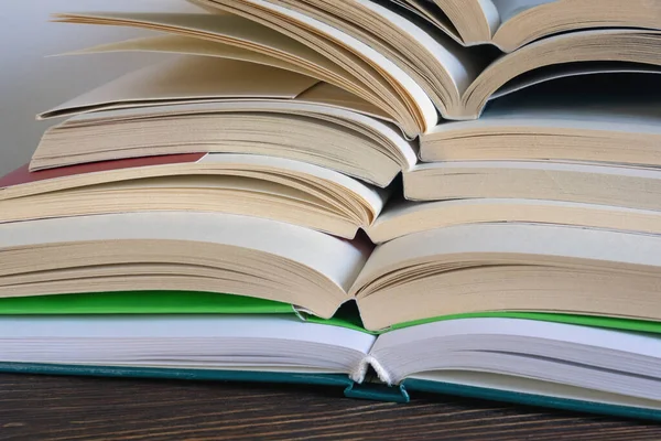 Açık kitapların dikey yığını