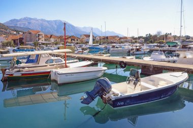 Tivat / Karadağ - 16 Şubat 2020: Limanda balıkçı tekneleri. Tivat şehrindeki Marina Kalimanj 'ın Lovcen dağına karşı görüntüsü. Karadağ