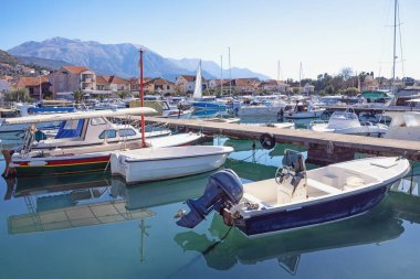 Kış Akdeniz manzarası. Limanda balıkçı tekneleri. Karadağ, Adriyatik Denizi. Tivat şehri, marina Kalimanj