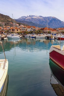Kış Akdeniz manzarası. Limanda balıkçı tekneleri. Karadağ, Tivat kenti ve Kalimanj marinasının manzarası