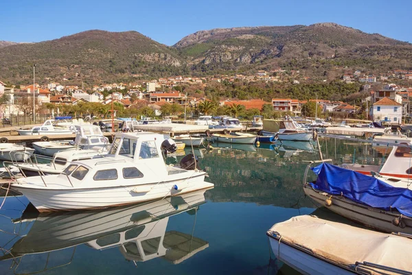 Όμορφο Χειμερινό Μεσογειακό Τοπίο Αλιευτικά Σκάφη Στο Λιμάνι Μαυροβούνιο Πόλη — Φωτογραφία Αρχείου