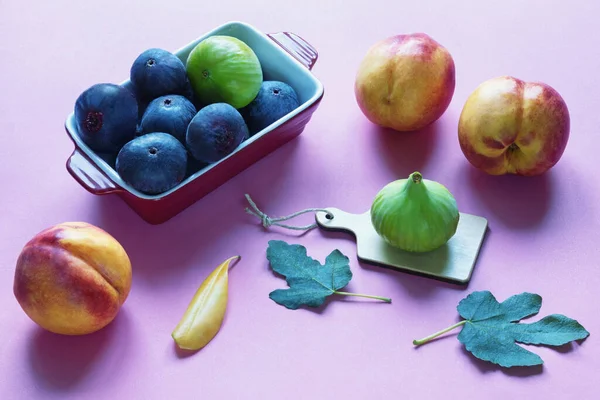 Bright Autumn Fruits Green Purple Figs Pink Peaches Free Space — Stock Photo, Image