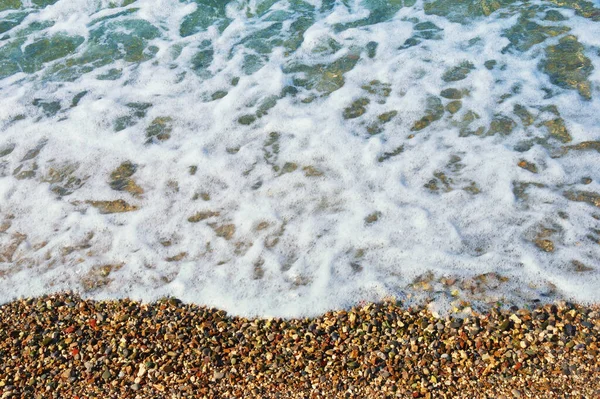 Fundo Natural Água Rasa Dia Ensolarado Calmo Praia Seixos Mar — Fotografia de Stock