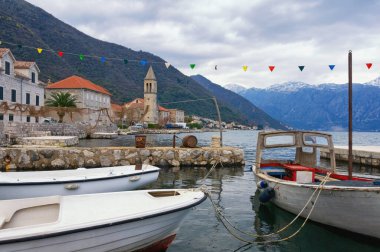 Küçük limanda kışın Akdeniz manzarası, sahil köyü ve balıkçı tekneleri. Karadağ, Kotor Körfezi ve Stoliv köyü, Mary Church Adı