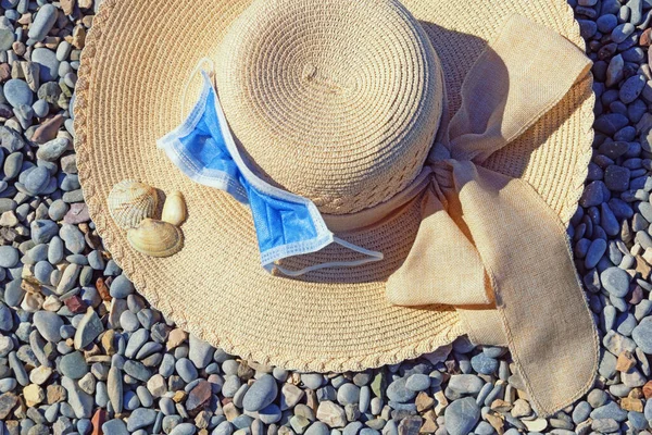 Conceito Férias 2020 Chapéu Solar Com Máscara Protetora Praia Seixos — Fotografia de Stock