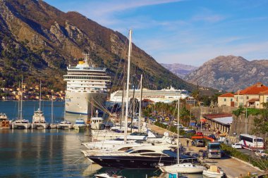 Kotor, Karadağ - 27 Aralık 2019: Kotor kentindeki liman manzarası. Yolcu gemisi Costa Deliziosa ve yolcu gemisi Norveç Ruhu limana vardı. Karadağ, Kotor Körfezi