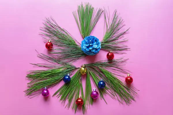 Ramas Verdes Pino Coloridas Bolas Navidad Sobre Fondo Papel Rosa — Foto de Stock