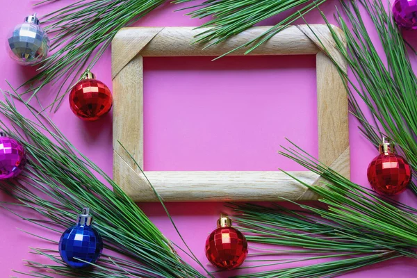 Marco Con Bolas Navidad Ramas Pino Sobre Fondo Papel Rosa — Foto de Stock