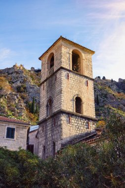 Eski Kotor Kasabası - UNESCO Dünya Mirası sitesi. Güneşli kış gününde St. Mary Kilisesi 'nin (13. Yüzyıl) çan kulesi manzarası. Karadağ