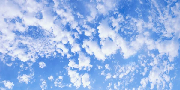 Lindas Nuvens Brancas Fofas Céu Azul Fundo Formação Nuvens Altocumulus — Fotografia de Stock