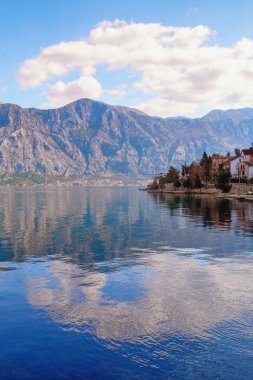 Kış Akdeniz manzarası. Karadağ, Adriyatik Denizi, Kotor Körfezi ve Stoliv köyü manzarası
