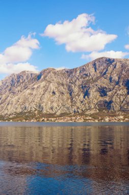 Kış Akdeniz manzarası. Karadağ, Adriyatik Denizi. Kotor Körfezi manzarası. Uzakta Dobrota kasabası