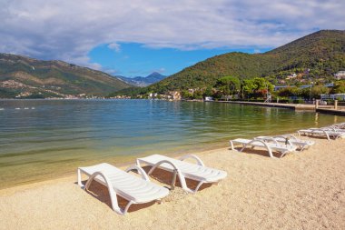 Plaj tatili Güzel bir sonbahar Akdeniz manzarası. Karadağ, Adriyatik Denizi ve Tivat kenti yakınlarındaki Kotor Körfezi manzarası