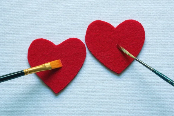 情人节 在画布上画两个红心和两个画笔 复制人C — 图库照片