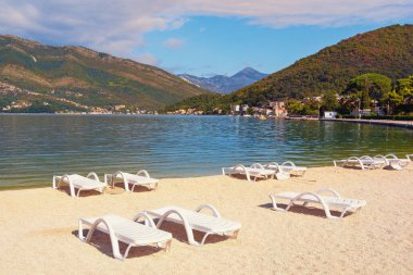 Güneşli bir sonbahar gününde güzel Akdeniz manzarası. Karadağ ve Tivat kenti yakınlarındaki Kotor Körfezi manzarası