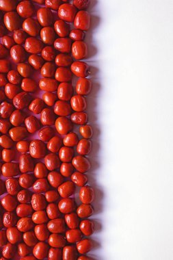 Kağıt üzerinde taze kırmızı Jujube meyveleri (Ziziphus jujuba). Boşluğu kopyala