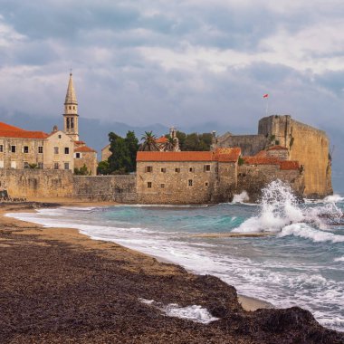 Rüzgarlı bir sonbahar gününde Eski Budva Kasabası manzarası. Güzel Akdeniz manzarası. Karadağ